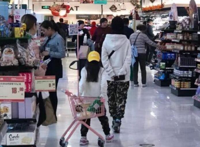 李小璐带甜馨逛超市