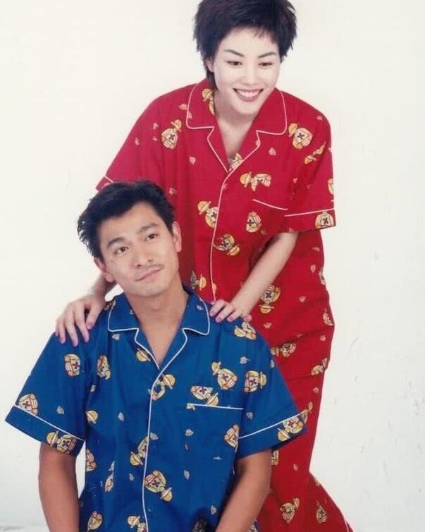 王菲刘德华早年睡衣写真曝光 画风可爱俨然是一对夫妻