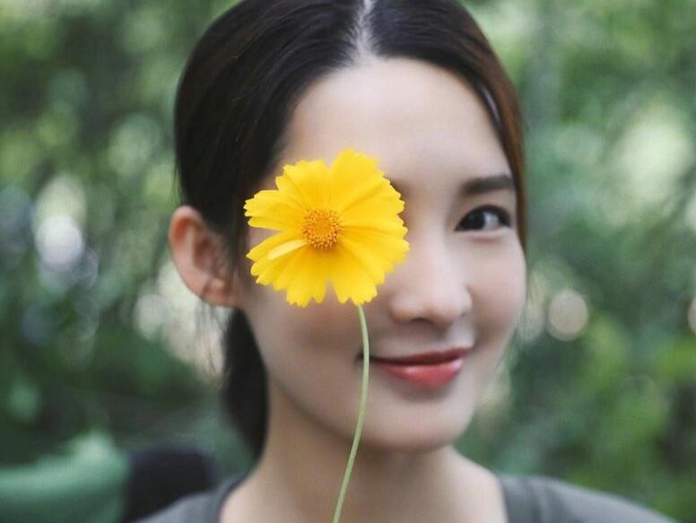 李沁最新写真清新文艺 手拿鲜花遮眼宛如画中仙女