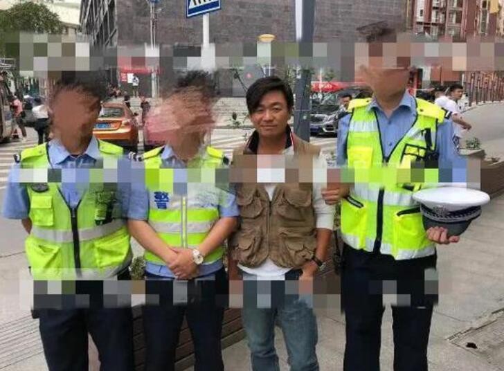 王宝强与警察合影 网友调侃：老实得像被逮捕了一样
