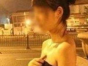 上海裸拍门事件主角是谁 当街全裸摆性感姿势拍照引路人围观