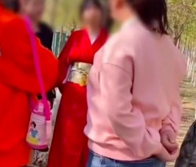 女子公园内穿和服拍照遭路人围劝 女孩被多人教育引发争议不断