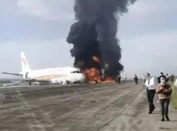 重庆江北机场一飞机冲出跑道起火