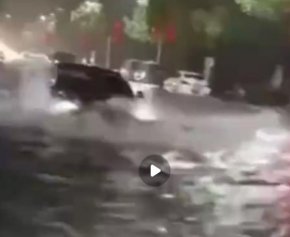 河南暴雨 南阳临街商铺被淹雨势过大或有水灾风险