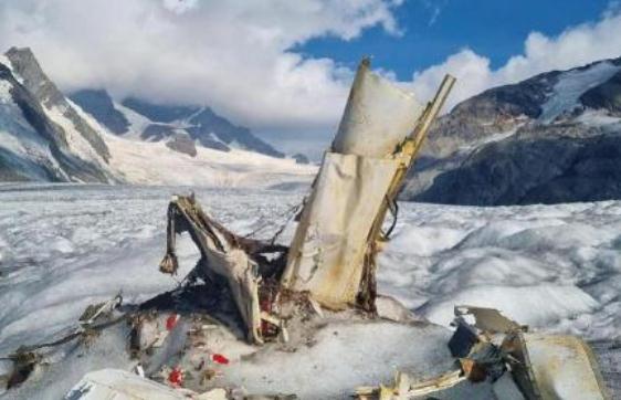 冰川消融致54年前坠机残骸现身